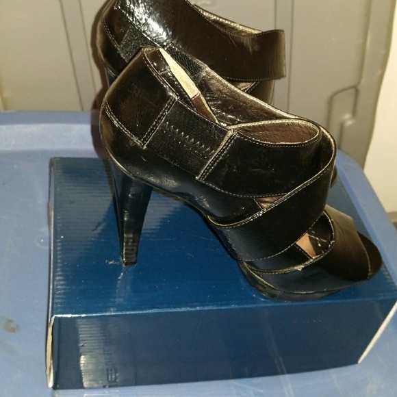 Shoee - Picture 2 of 5